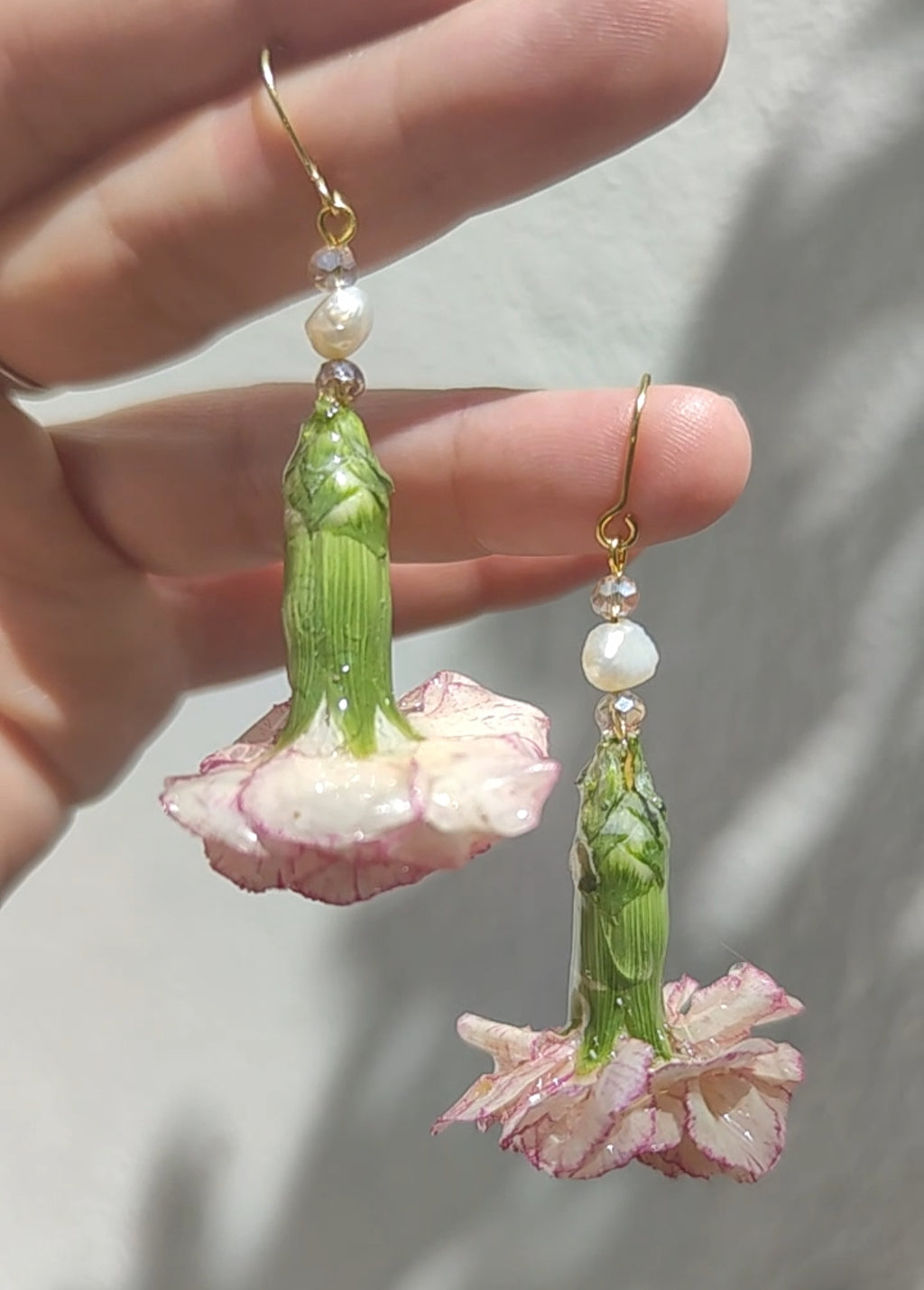 Pendientes artesanales con mini claveles naturales resinados, perlas naturales de río y acero inoxidable