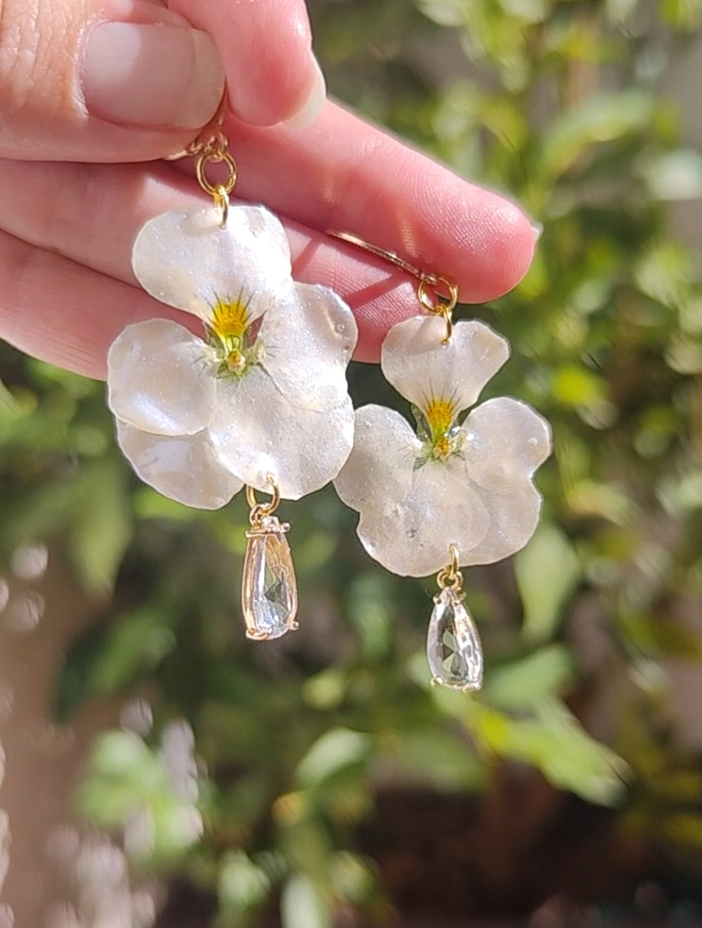 Pendientes de Pensamientos Naturales en Resina – Joyería Floral Hecha a Mano con Brillo Nácar Azul Iridiscente