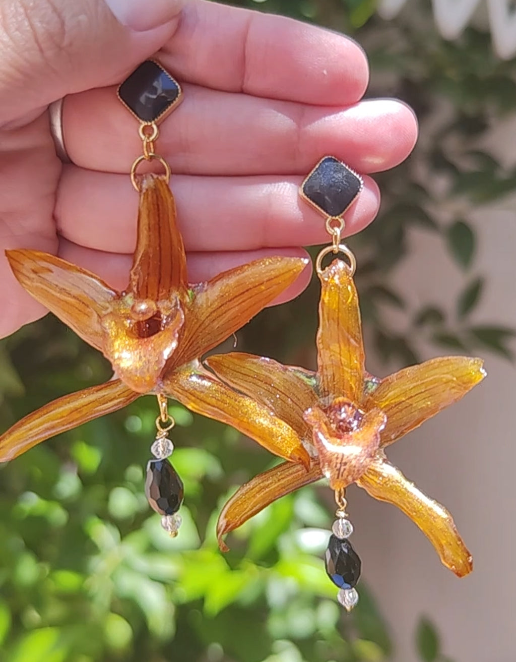 Pendientes de Orquídea Cymbidium Real Resinada Amarillo Dorado | Flores Naturales Preservadas | Acero Inoxidable y Cristal Negro Facetado | Joyería Botánica Elegante