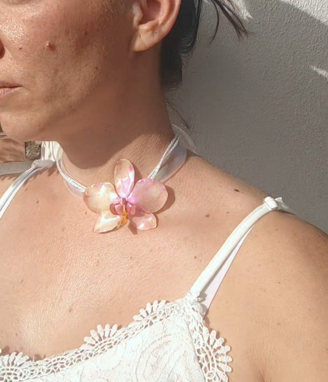 Collar con orquídea real en resina