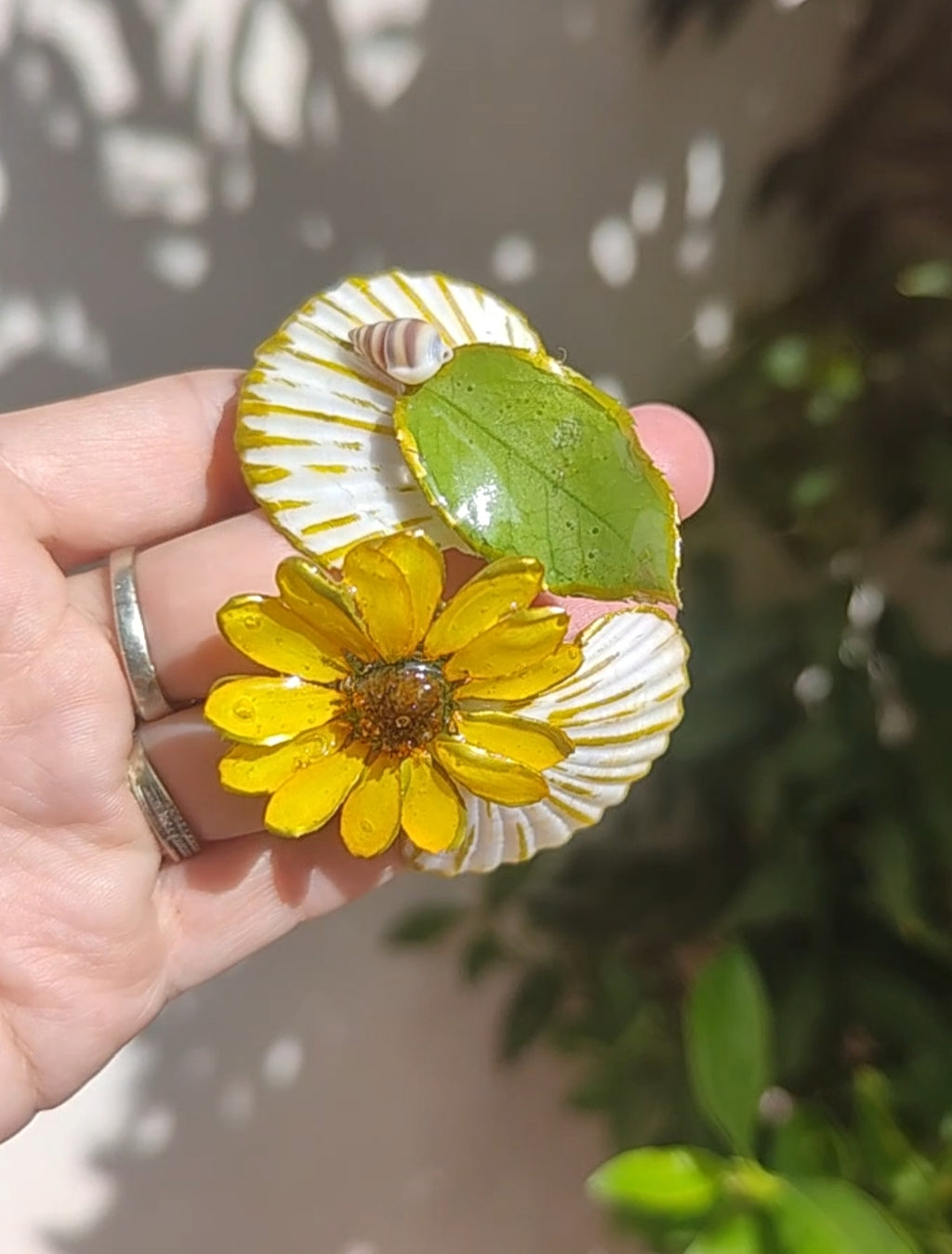 Pulsera artesanal con margarita amarilla real y conchas marinas naturales. Pulsera resinada hecha a mano | Joyería natural inspirada en el mar y las flores