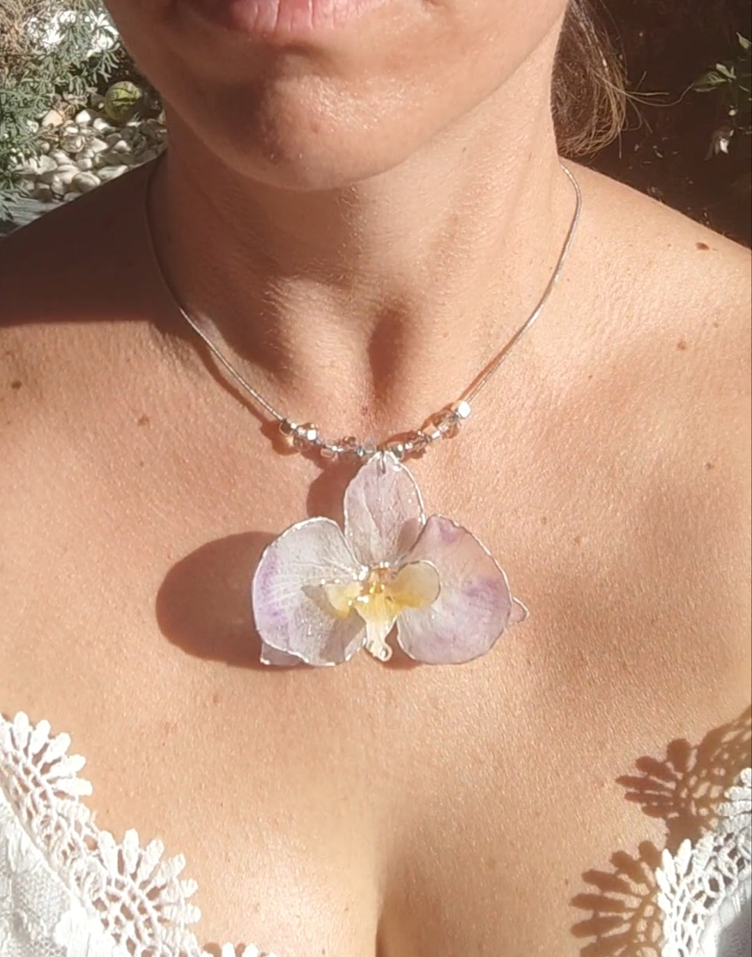 Collar de acero inoxidable hecho a mano con orquídea Phalaenopsis real deshidratada, bordes en nácar lila, resina UV y cuentas de cristal checo