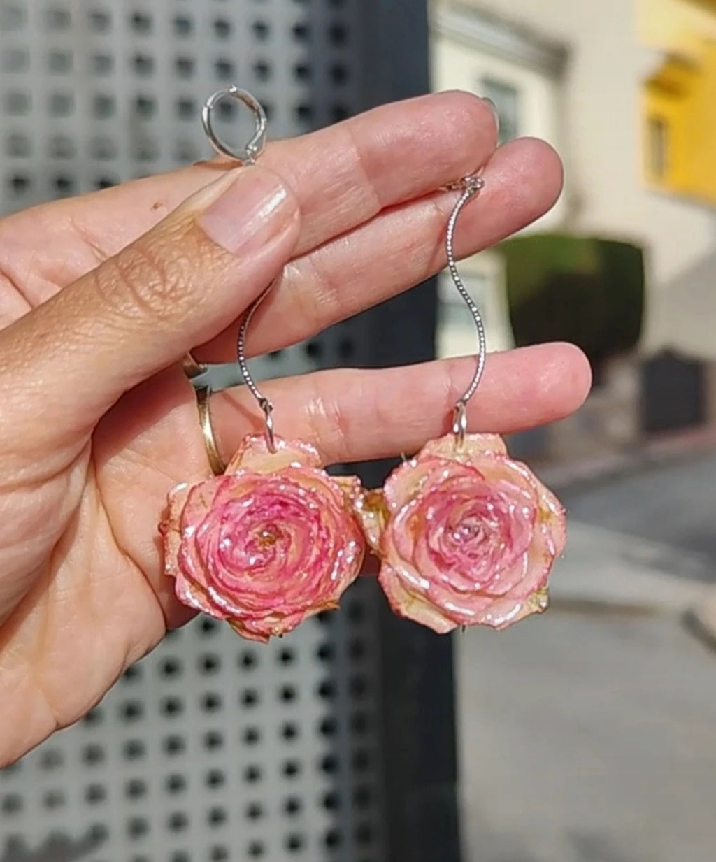 Pendientes de rosas reales resinadas