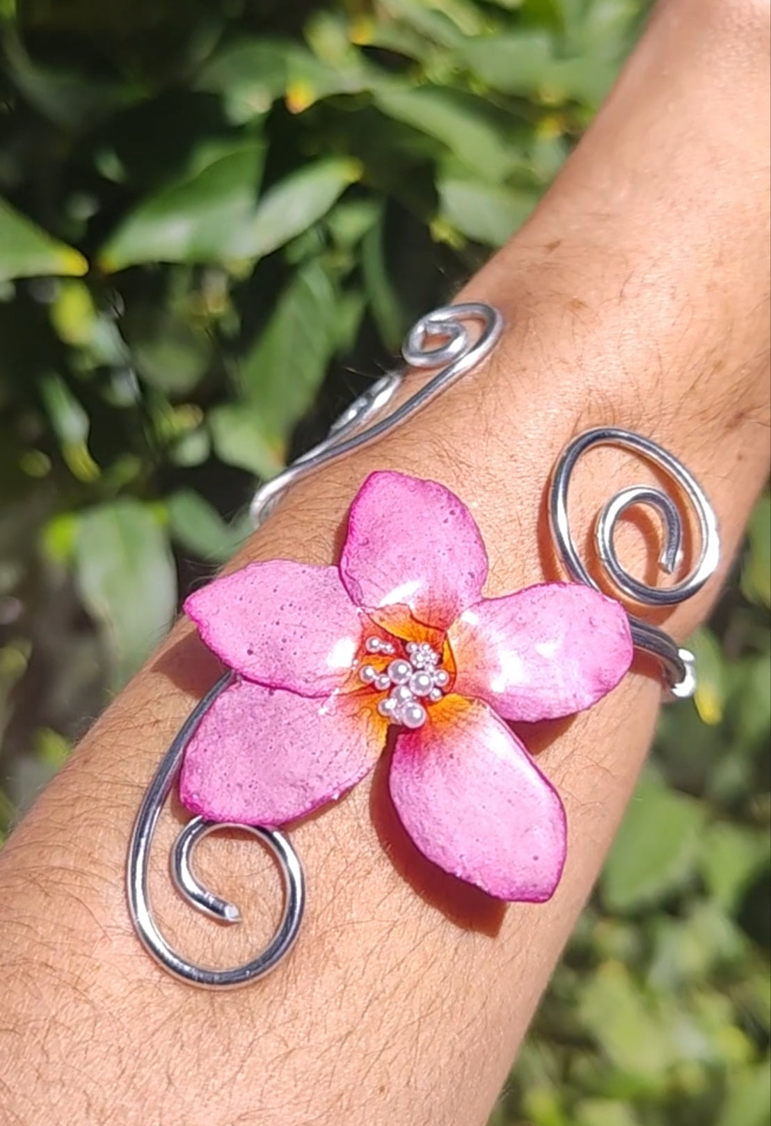 Pulsera Artesanal de Alambre con Flor Real de Plumeria en Resina y Perlitas · Joyería Hecha a Mano · Regalo Boho Único