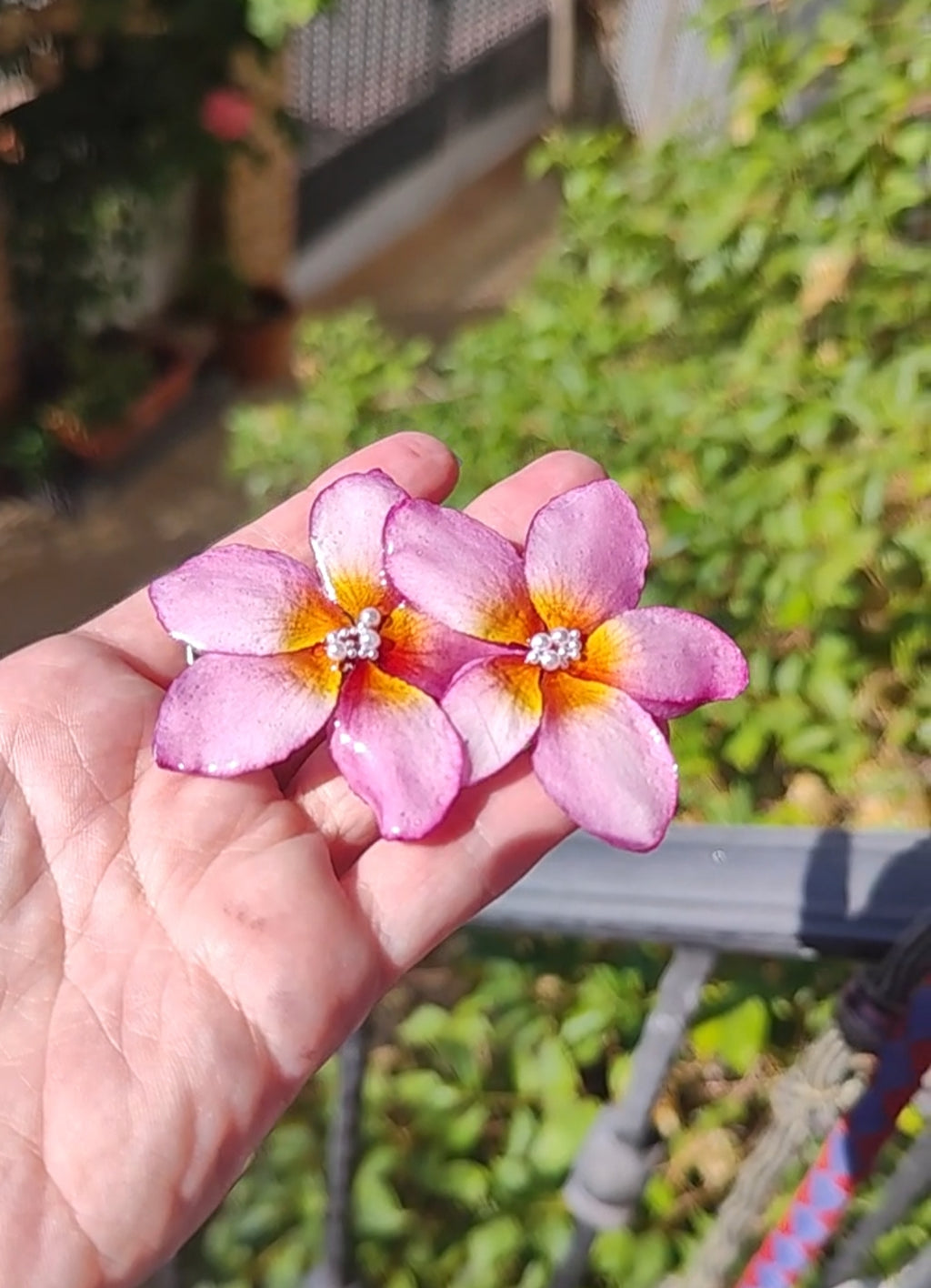 Clip de pelo con flor de plumeria real resinada. Accesorio natural artesanal. Pasador en acero inoxidable