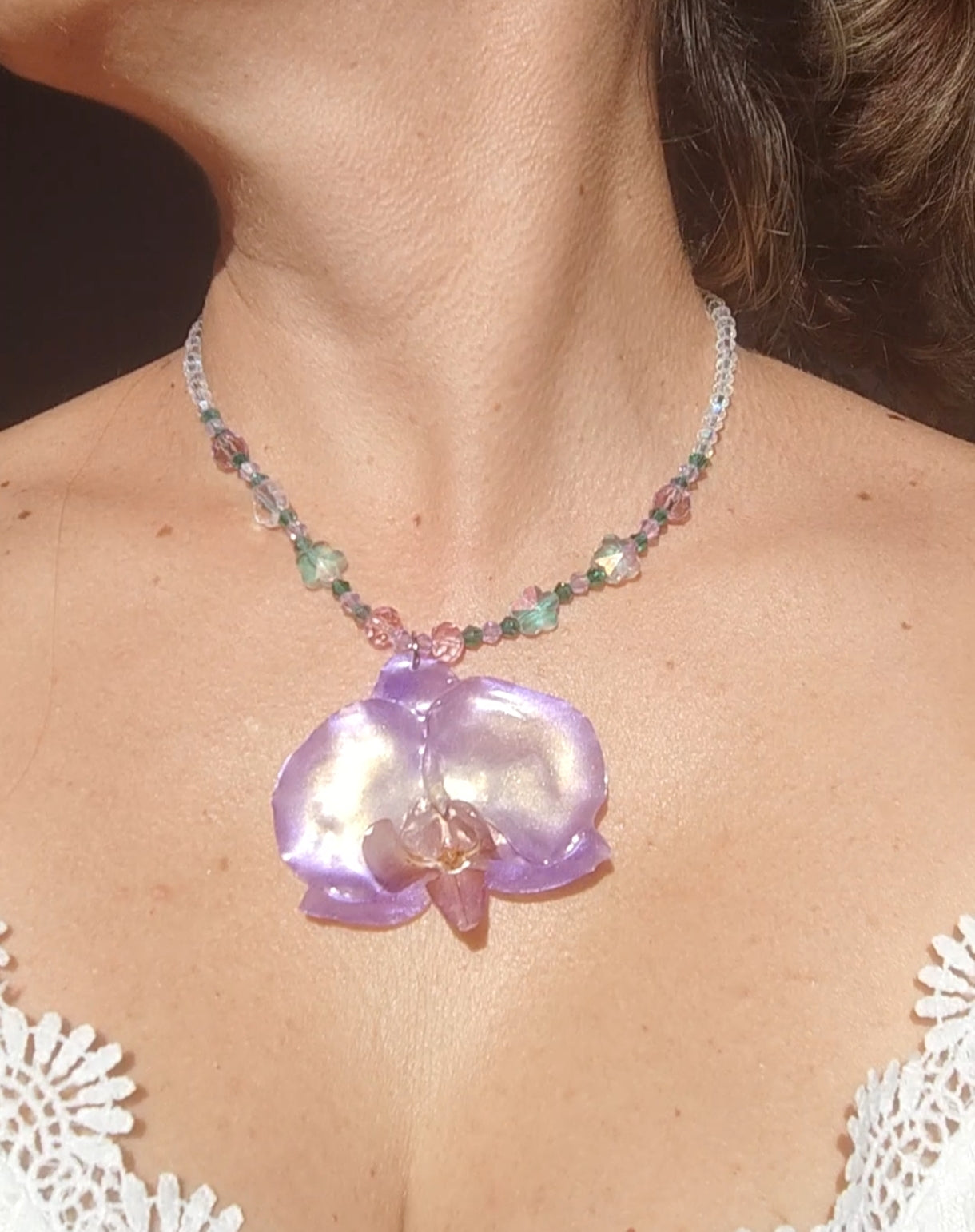 Collar de orquídea auténtica hecho a mano, lila y blanco con cadena de cristal facetado