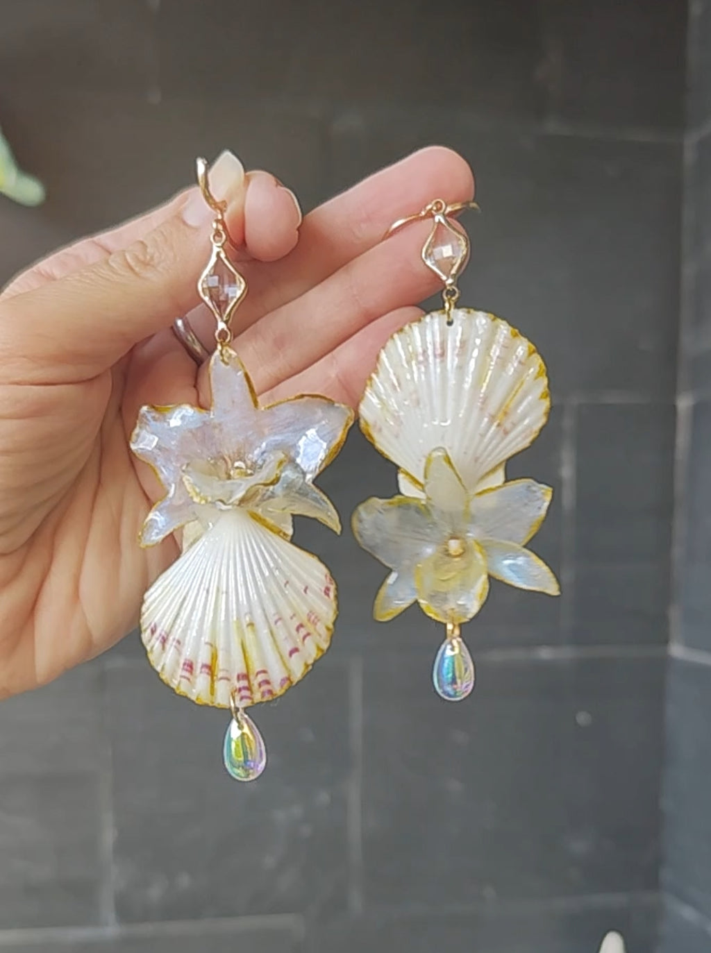 Pendientes artesanales con orquídeas dendrobium reales resinadas, conchas marinas naturales y lágrima de cristal – Joyería botánica hecha a mano