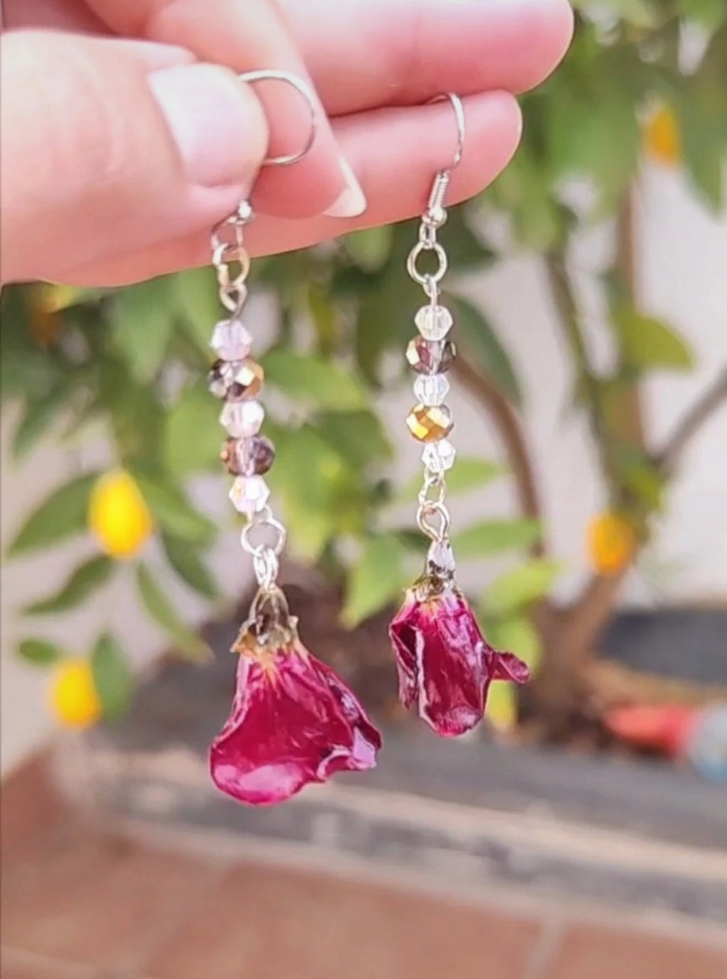 Pendientes artesanales con cristal facetado y rosas naturales. Joyería botanica única y elegante