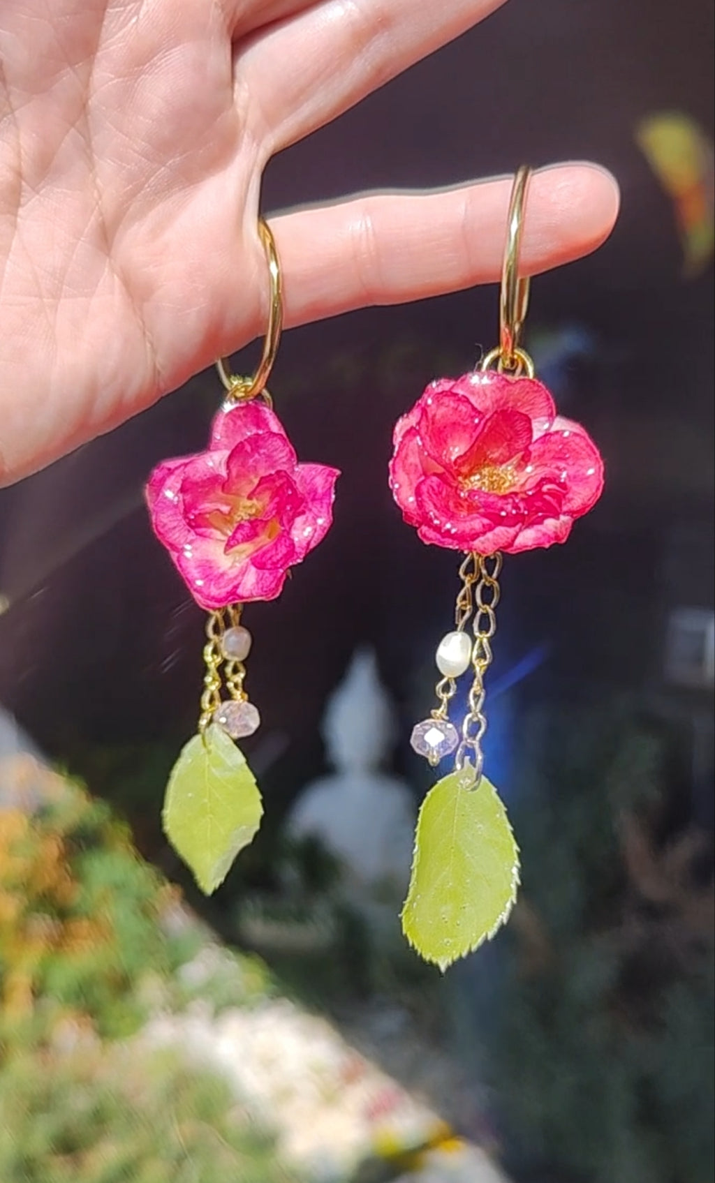 Pendientes de aro con rosas reales resinadas y colgantes de perlas y cristal facetado. Joyería artesanal romántica y elegante