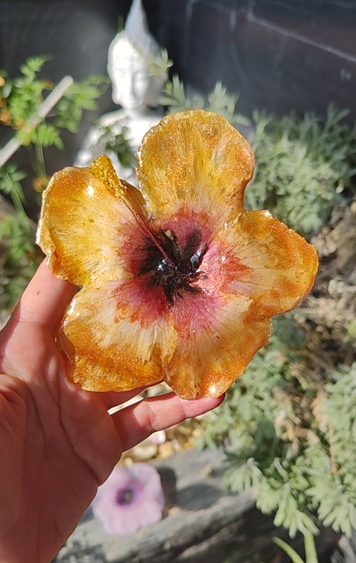 Horquilla de hibisco naranja real hecha a mano, preservada en resina. Accesorio floral boho para cabello, ideal para bodas, verano y estilo fairycore.