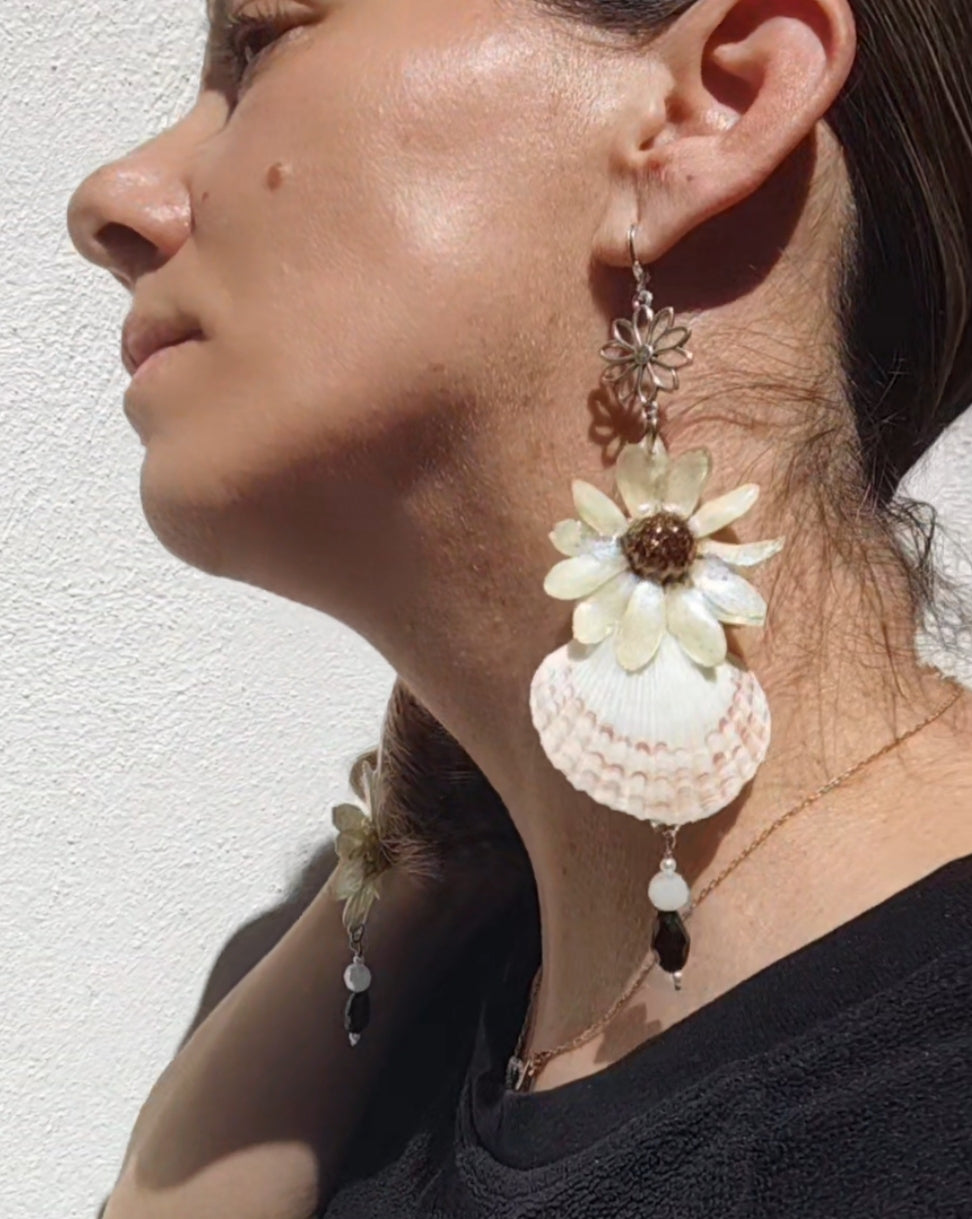 Pendientes de Margarita Real en Resina con Conchas Marinas Naturales – Pendientes Hechos a Mano, Joyería Botánica, Regalo Boho Natural