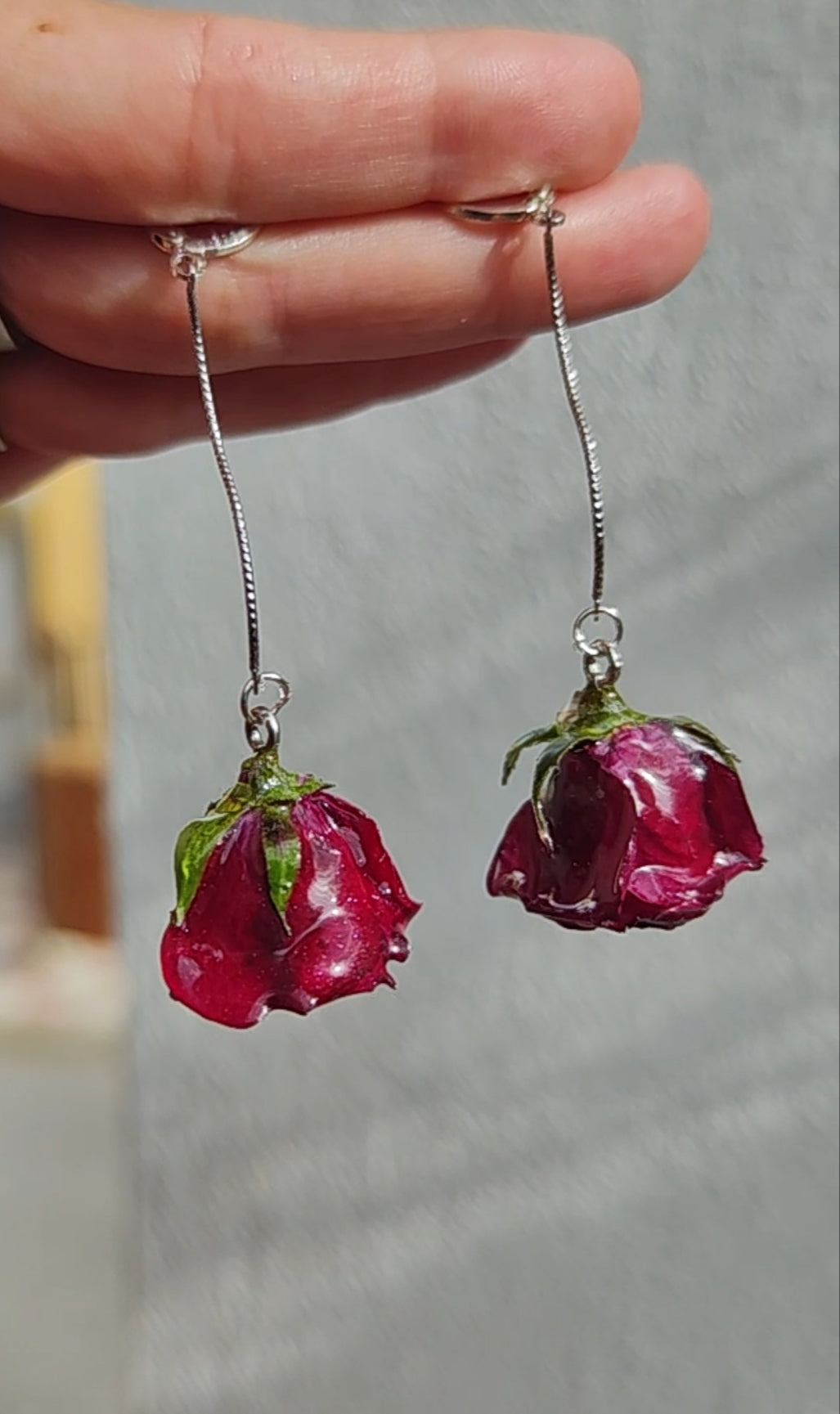 Pendientes artesanos de rosas reales resinadas
