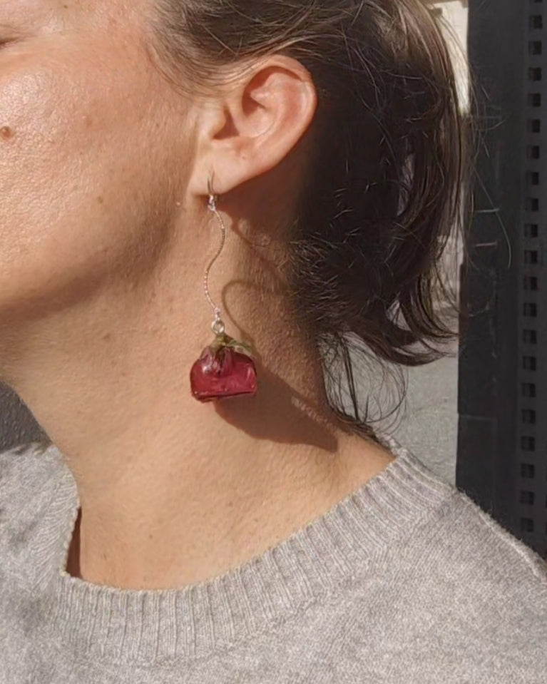 Pendientes artesanos de rosas reales resinadas