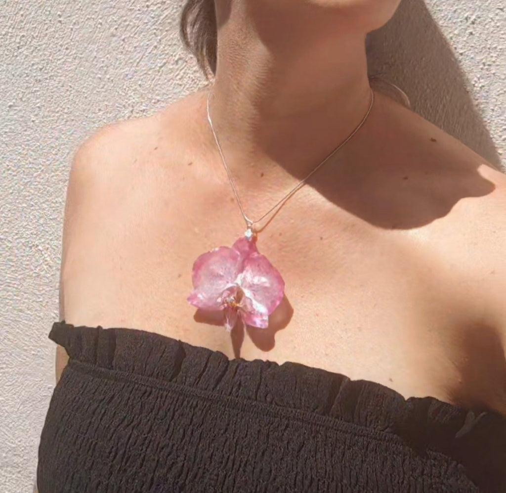 Collar con orquídea real resinada