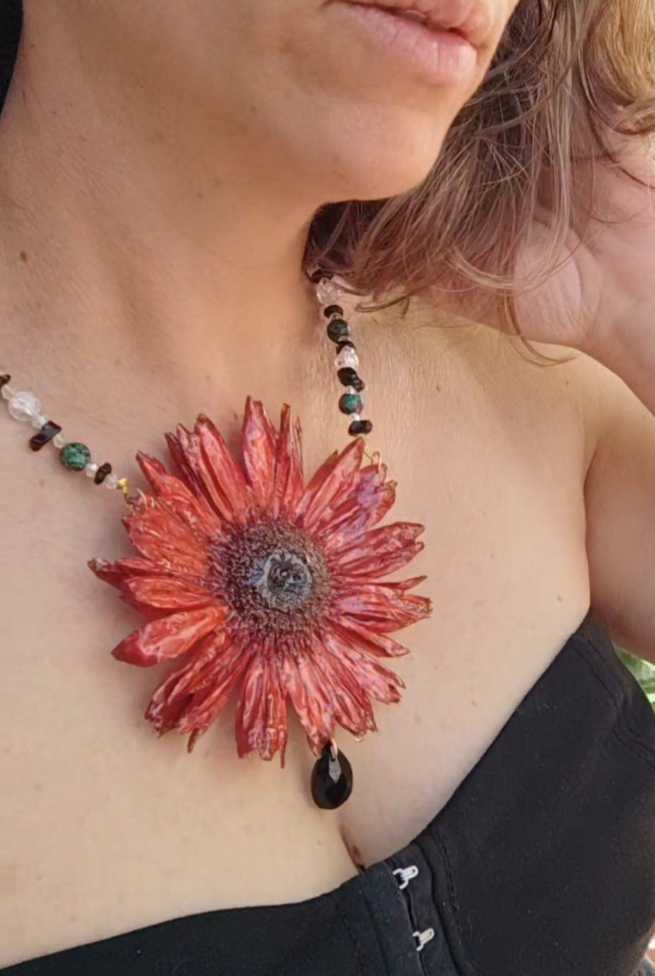 Collar Gerbera Roja Hecho a Mano, Collar con Cristal Facetado, Obsidiana y Piedra Mineral, Flor Pintada con Nácar Iridiscente, Joyería Floral
