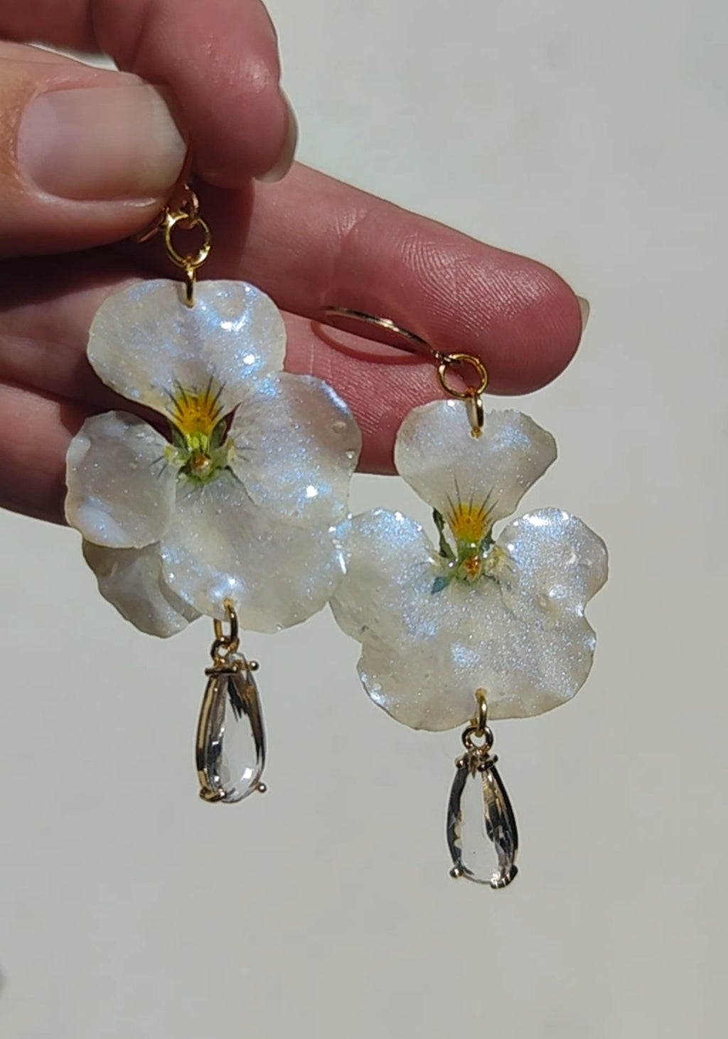 Pendientes de Pensamientos Naturales en Resina – Joyería Floral Hecha a Mano con Brillo Nácar Azul Iridiscente