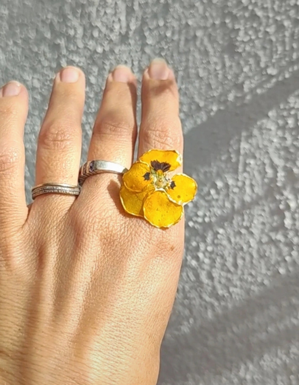 Anillo de pensamiento real resinado