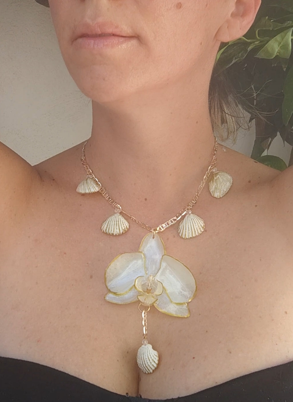Collar orquídea natural resinada dorada | Joyería concha marina y cristal facetado | Collar único y exclusivo hecho a mano