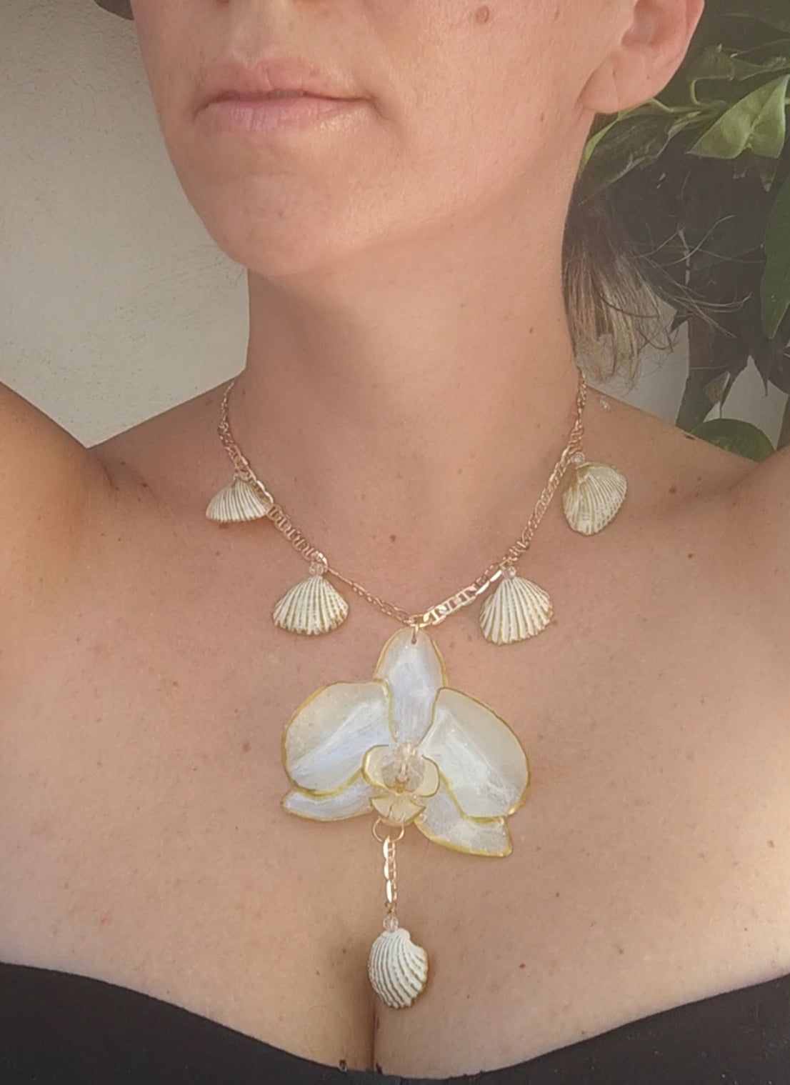 Collar orquídea natural resinada dorada | Joyería concha marina y cristal facetado | Collar único y exclusivo hecho a mano