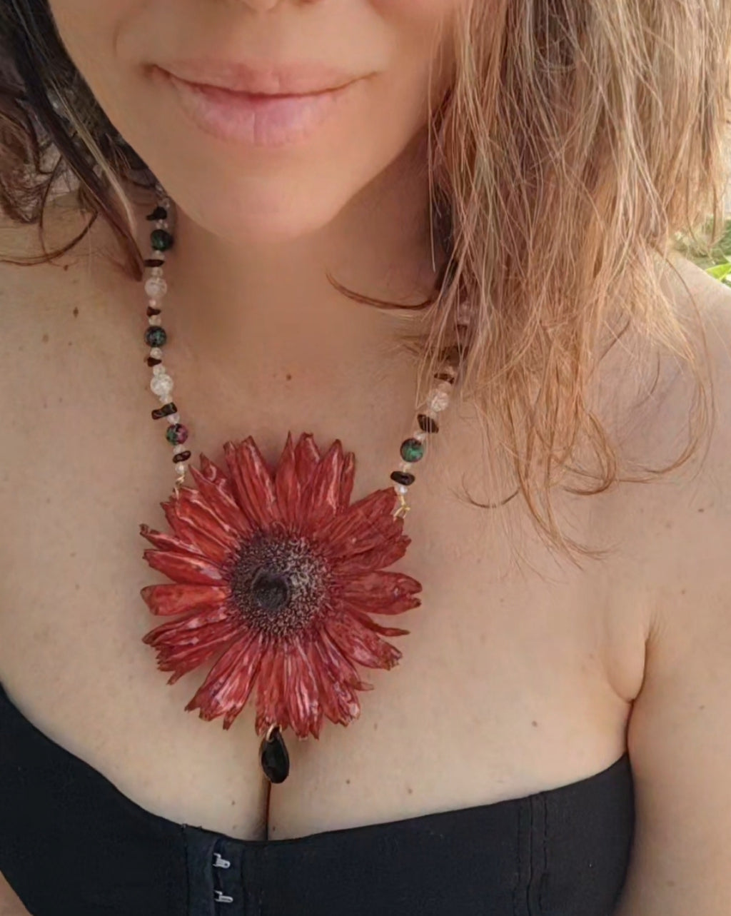 Collar Gerbera Roja Hecho a Mano, Collar con Cristal Facetado, Obsidiana y Piedra Mineral, Flor Pintada con Nácar Iridiscente, Joyería Floral