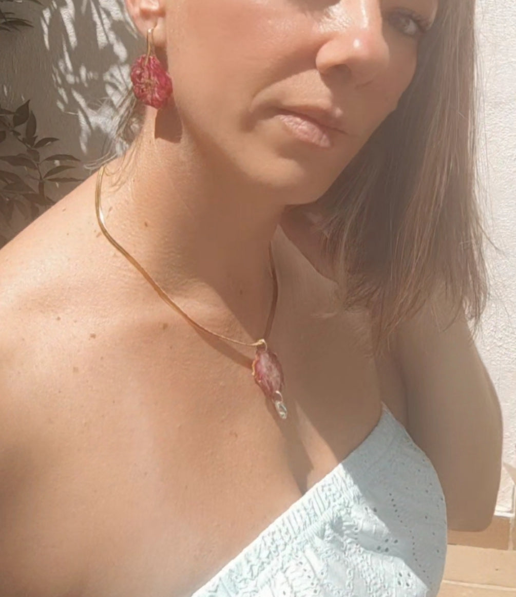Conjunto de rosas reales resinadas, collar, anillo y pendientes