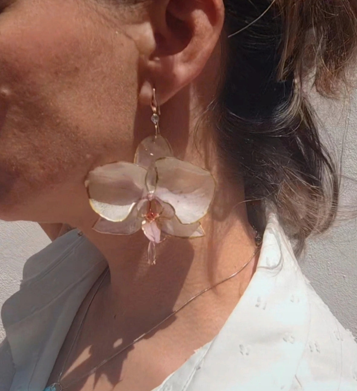 Pendientes de orquídeas auténticas • Baño en oro 18 k. Joyería floral hecha a mano • Aros con diseño botánico • Pendientes naturales • Regalo floral excepcional • Joyería cottagecore