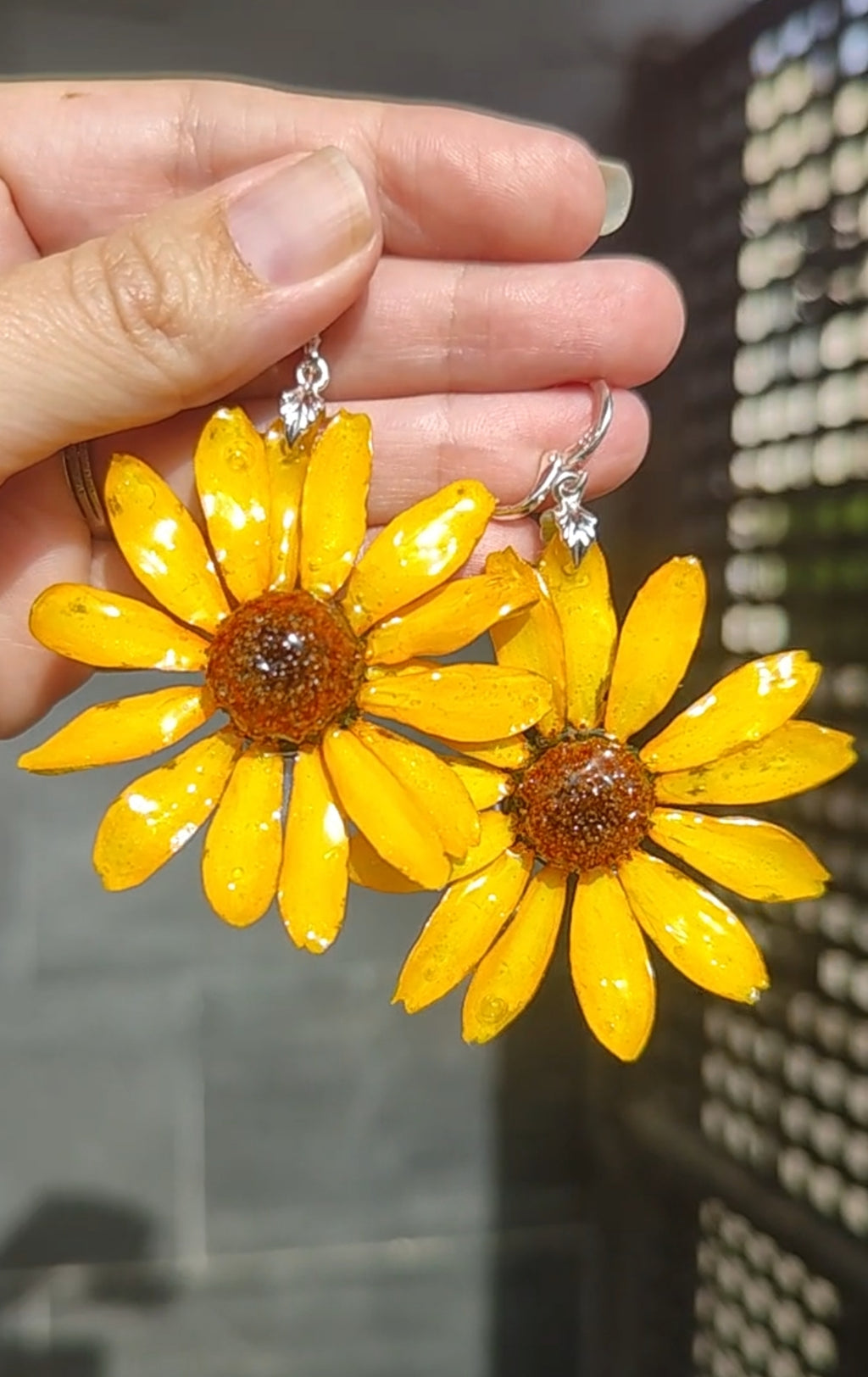 Margaritas amarillas auténticas resinadas con enganche de acero inoxidable – Joyería natural