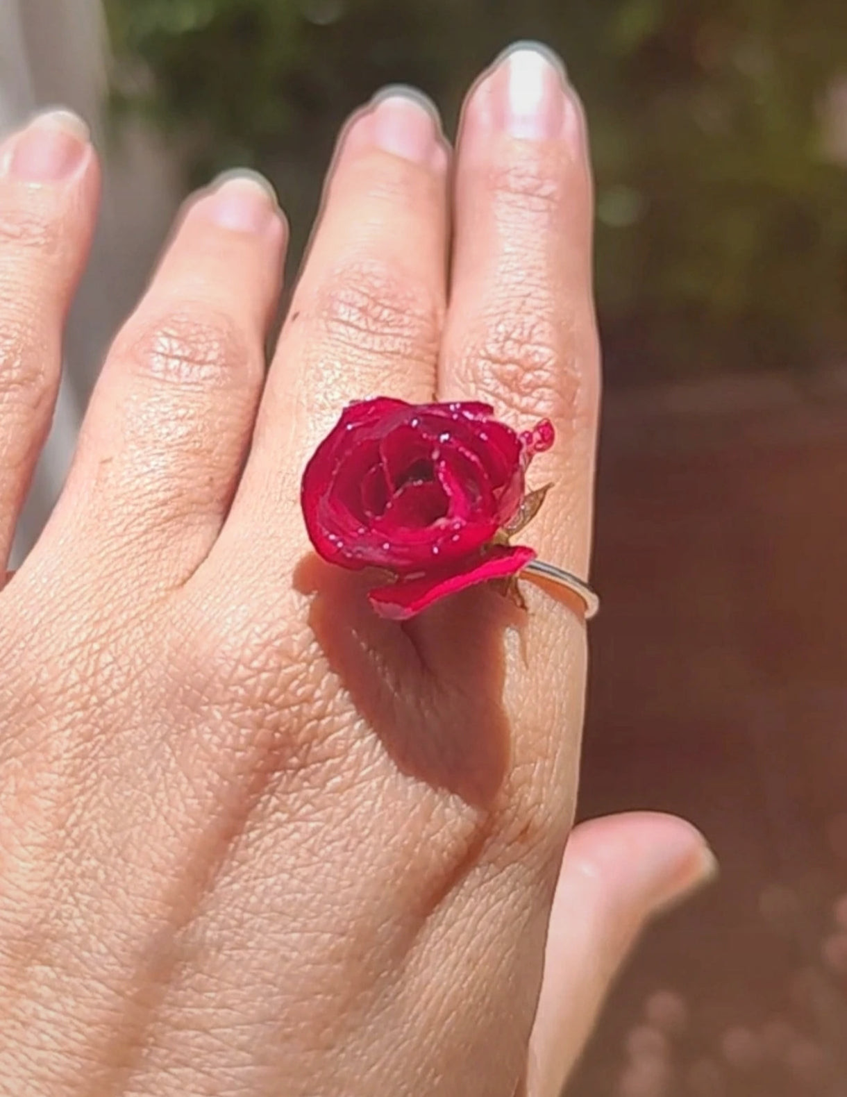 Anillo de mini rosa real resinada