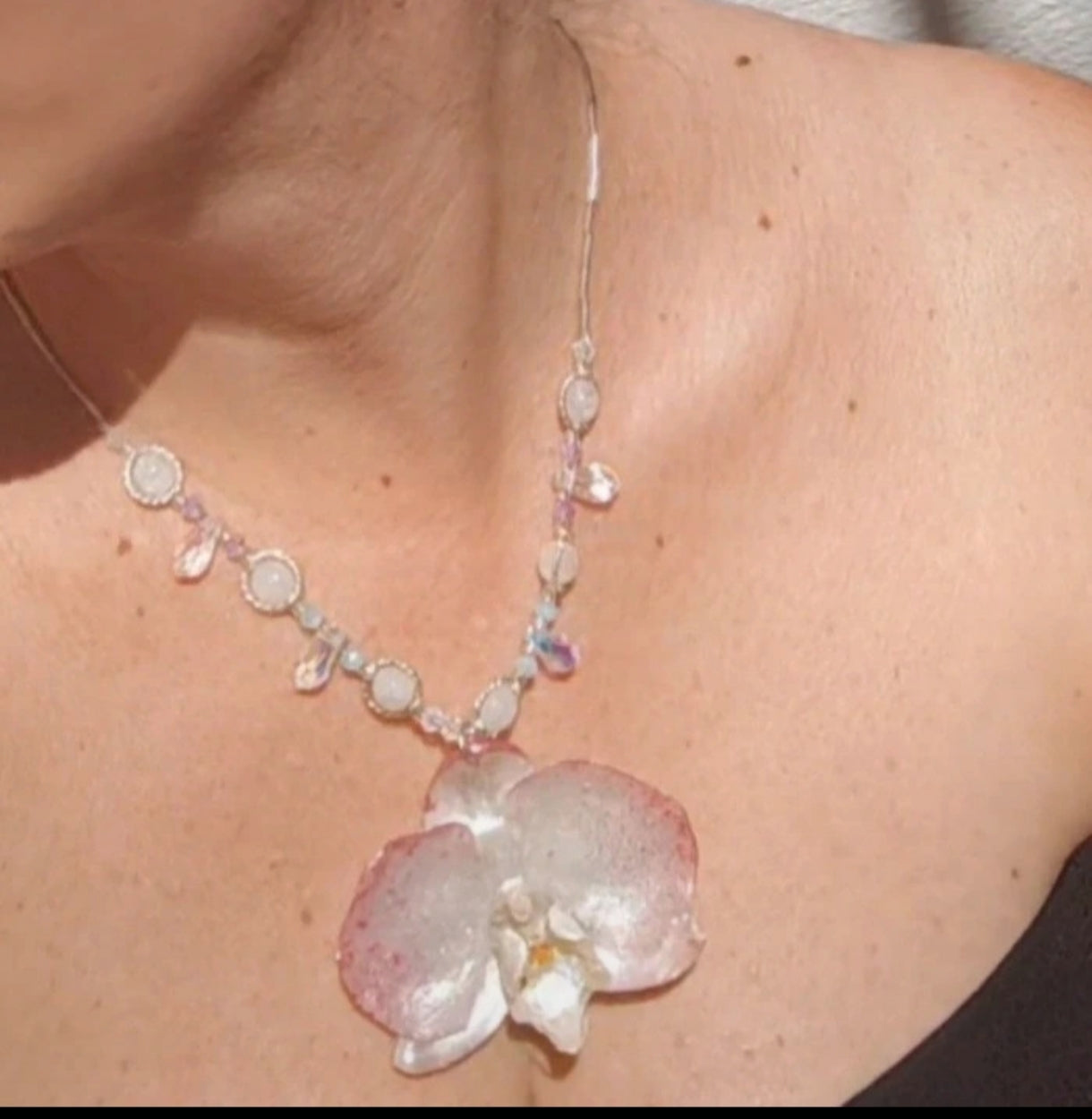 Collar de orquídea real resinada