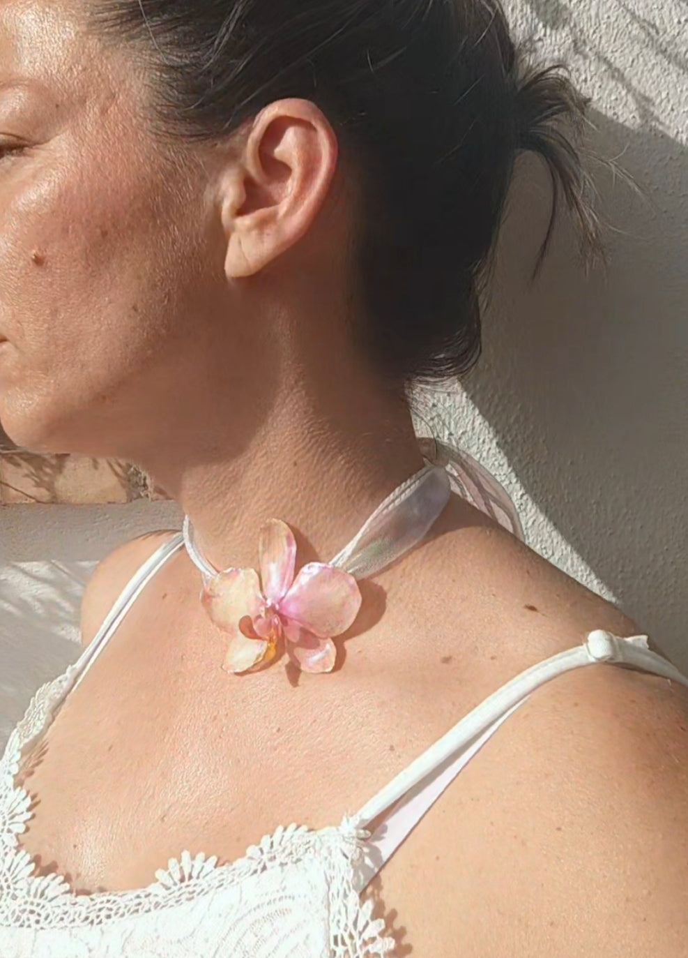 Collar con orquídea real en resina