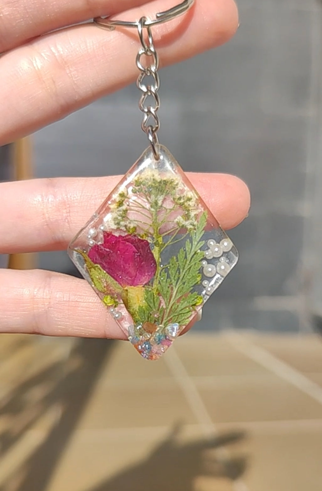 Llavero artesanal con flores prensadas