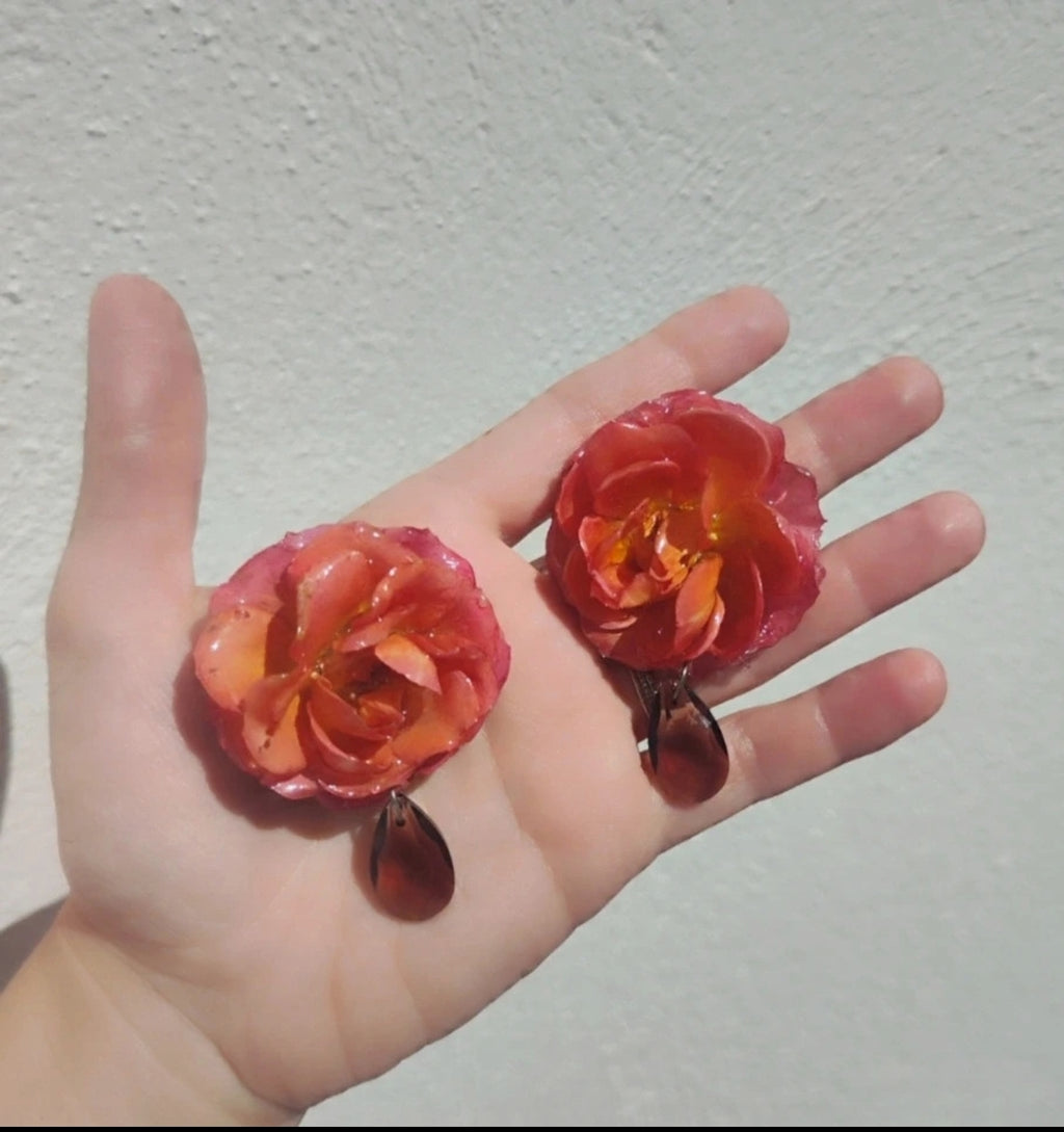 Pendientes de rosas reales resinadas