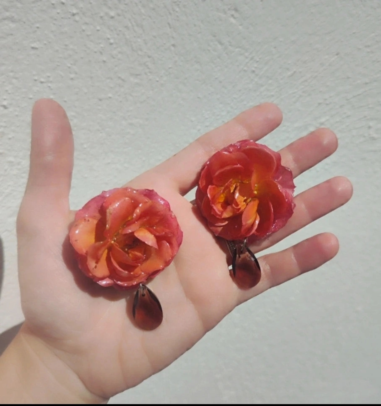 Pendientes de rosas reales resinadas