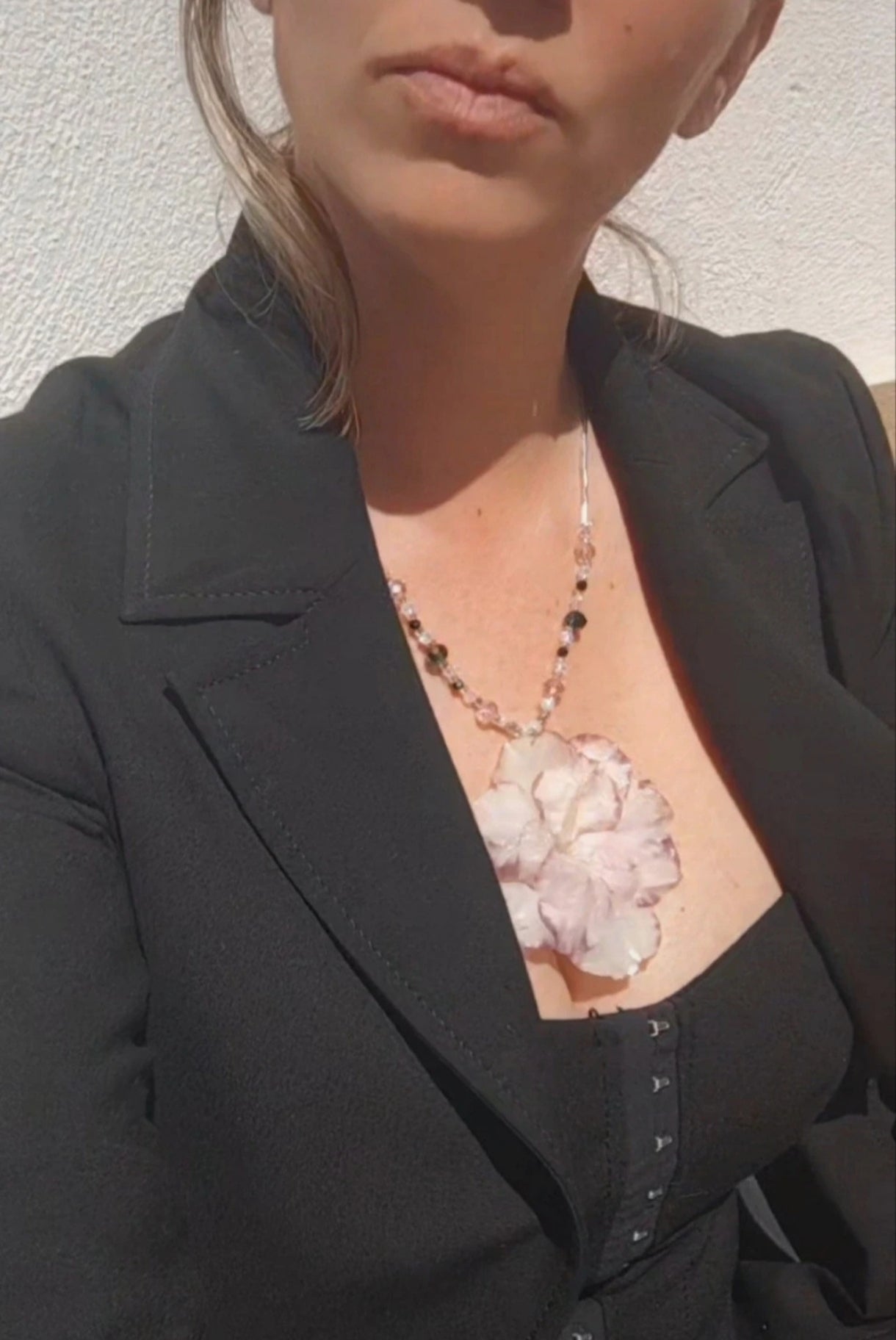 Collar de flor de azalea real resinada