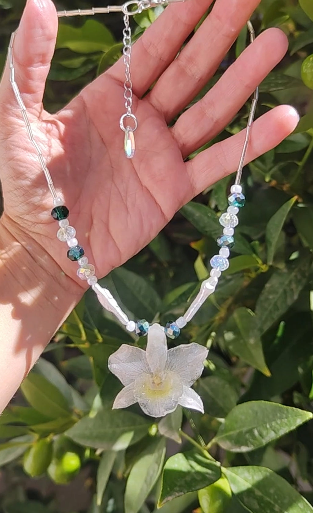 Collar orquídea dendrobium blanca en resina. Joyería artesanal con cristal checo y perlas. Collar ajustable elegante