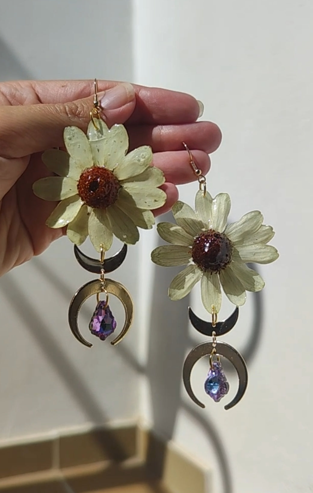 Pendientes con margaritas reales resinadas blancas y luna dorada. Joyas naturales hechas a mano. Pendientes únicos de resina y acero inoxidable