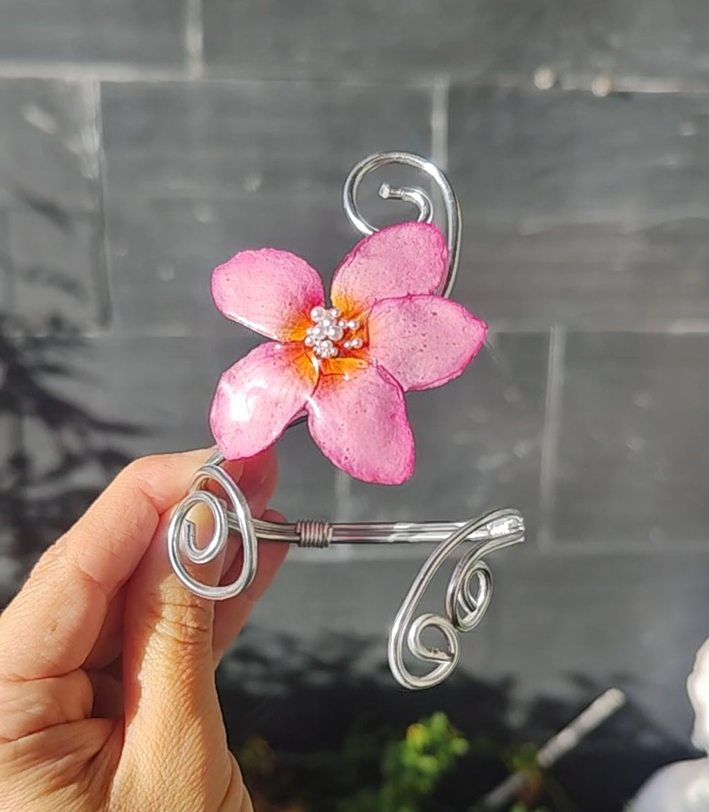 Pulsera Artesanal de Alambre con Flor Real de Plumeria en Resina y Perlitas · Joyería Hecha a Mano · Regalo Boho Único