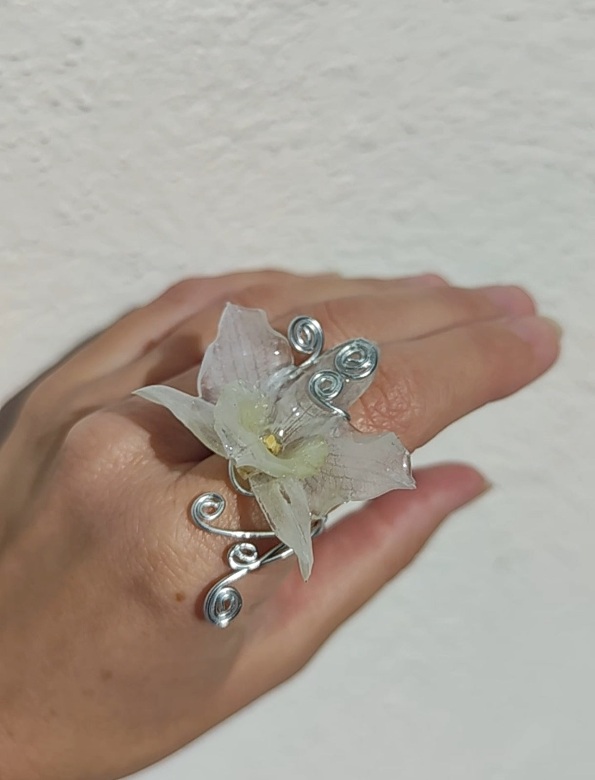 Anillo hecho a mano con alambre y orquídea blanca dendrobium
