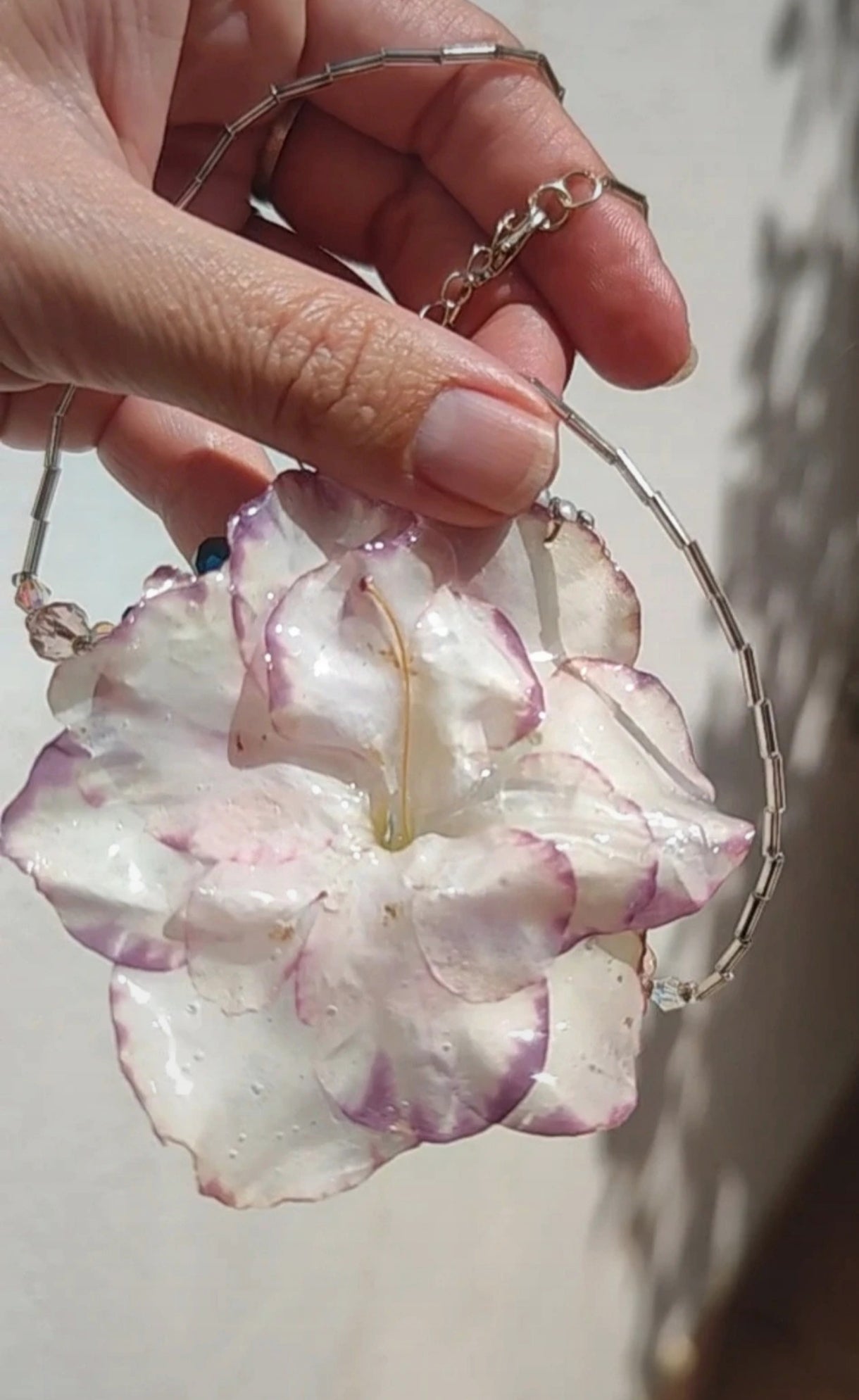 Collar de flor de azalea real resinada