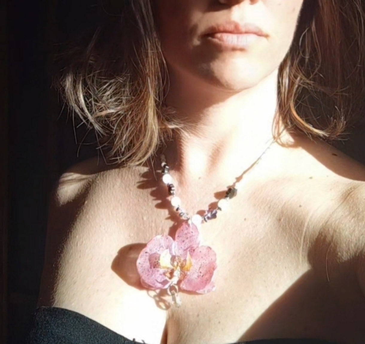 Collar de orquídea real con cristal facetado y cuarzo
