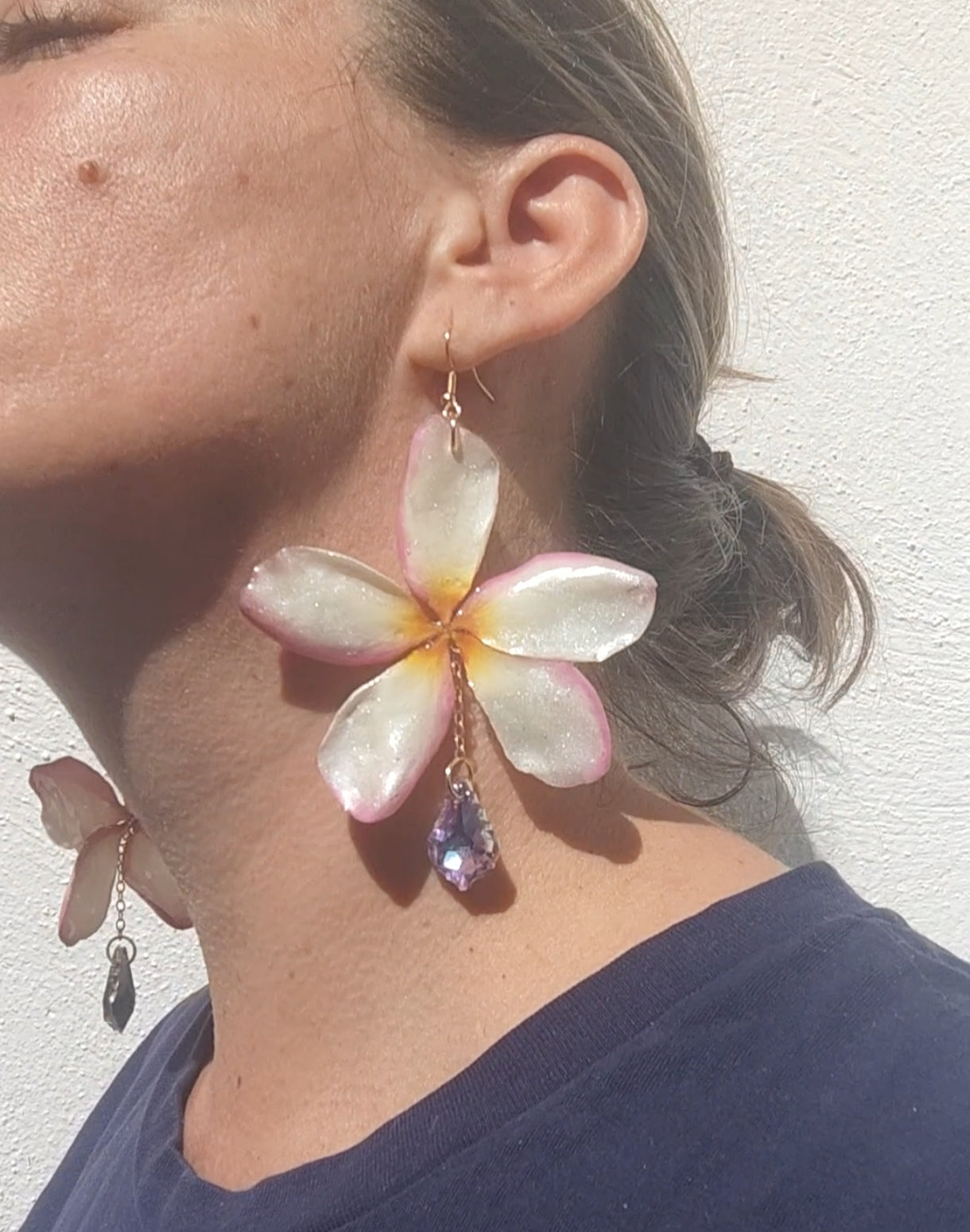 Pendientes artesanales con flores naturales de plumeria tricolor en resina y lágrimas facetadas iridiscente. Joyería botánica única