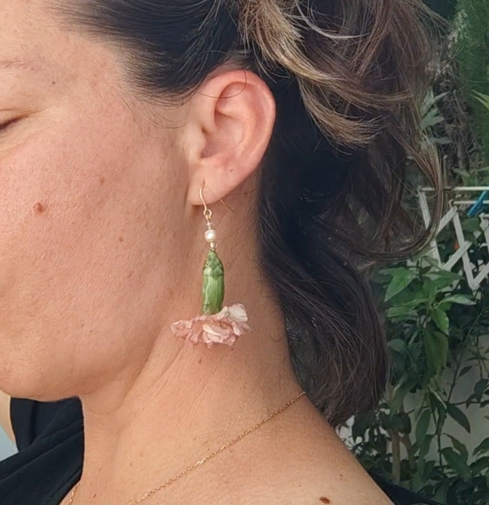 Pendientes artesanales con mini claveles naturales resinados, perlas naturales de río y acero inoxidable