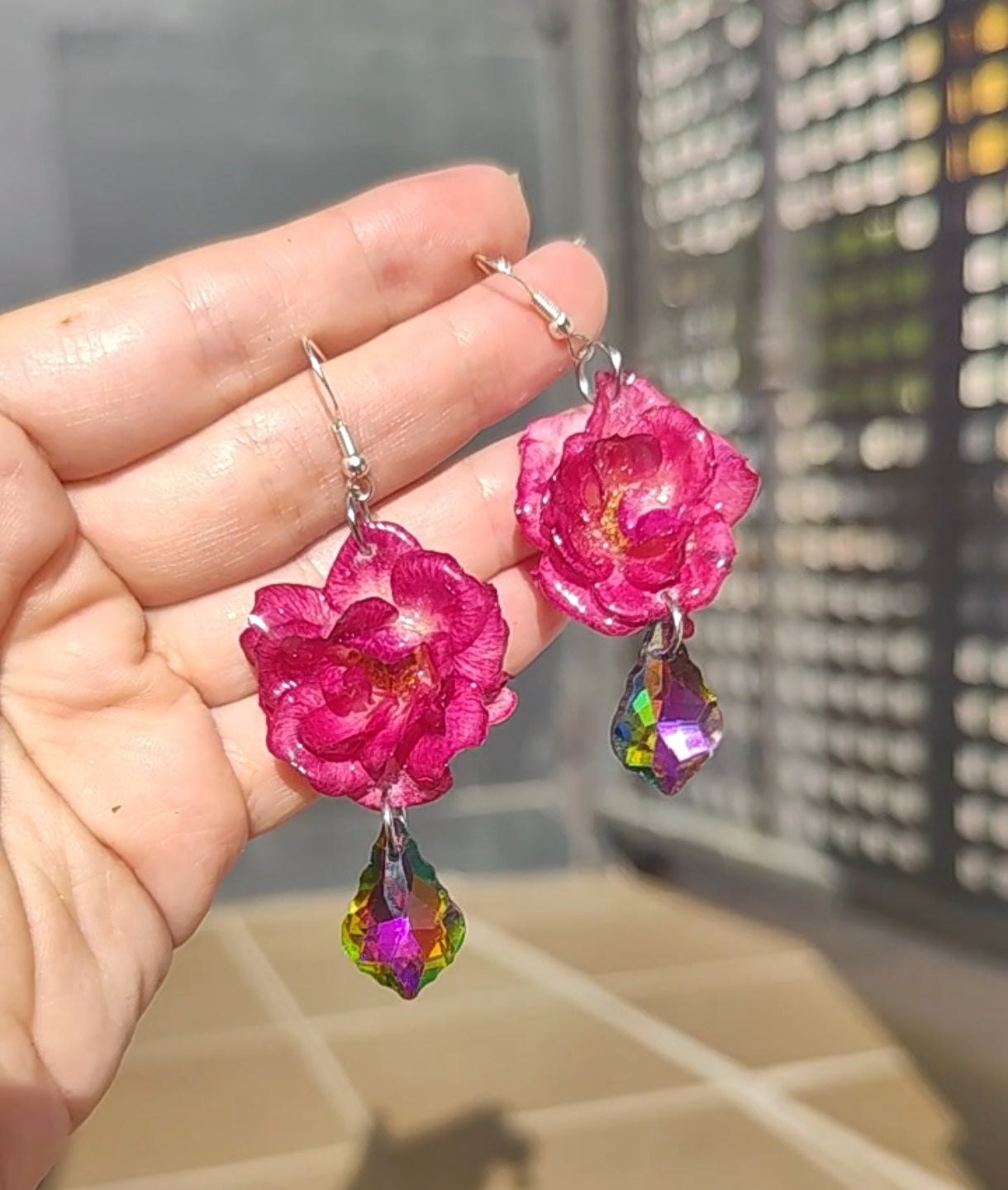 Pendientes artesanos de rosas reales resinadas