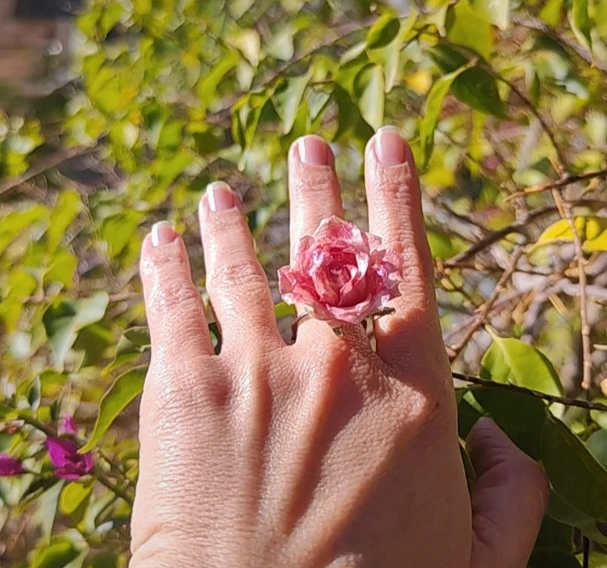 Anillo de rosa real resinada