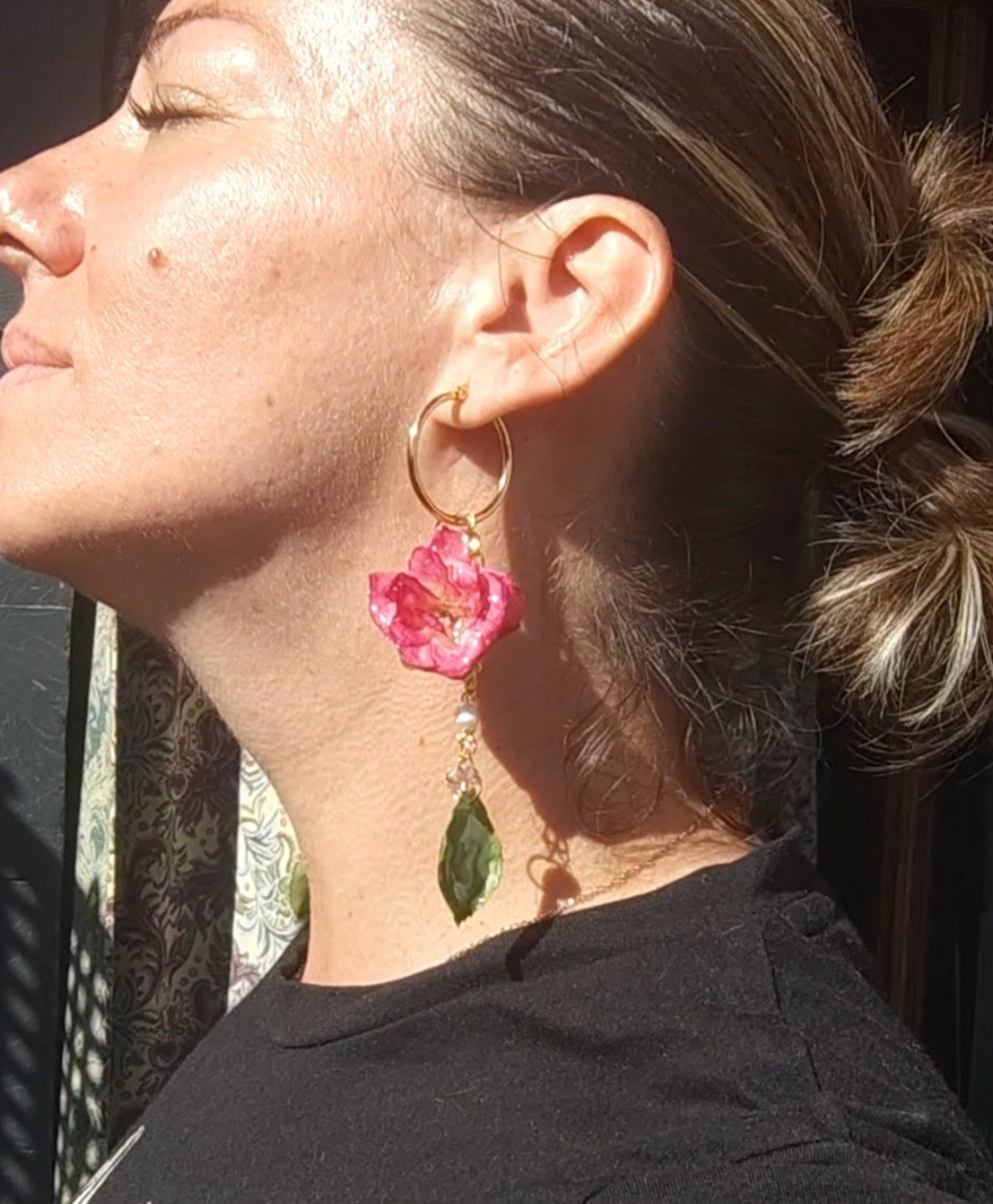 Pendientes de aro con rosas reales resinadas y colgantes de perlas y cristal facetado. Joyería artesanal romántica y elegante