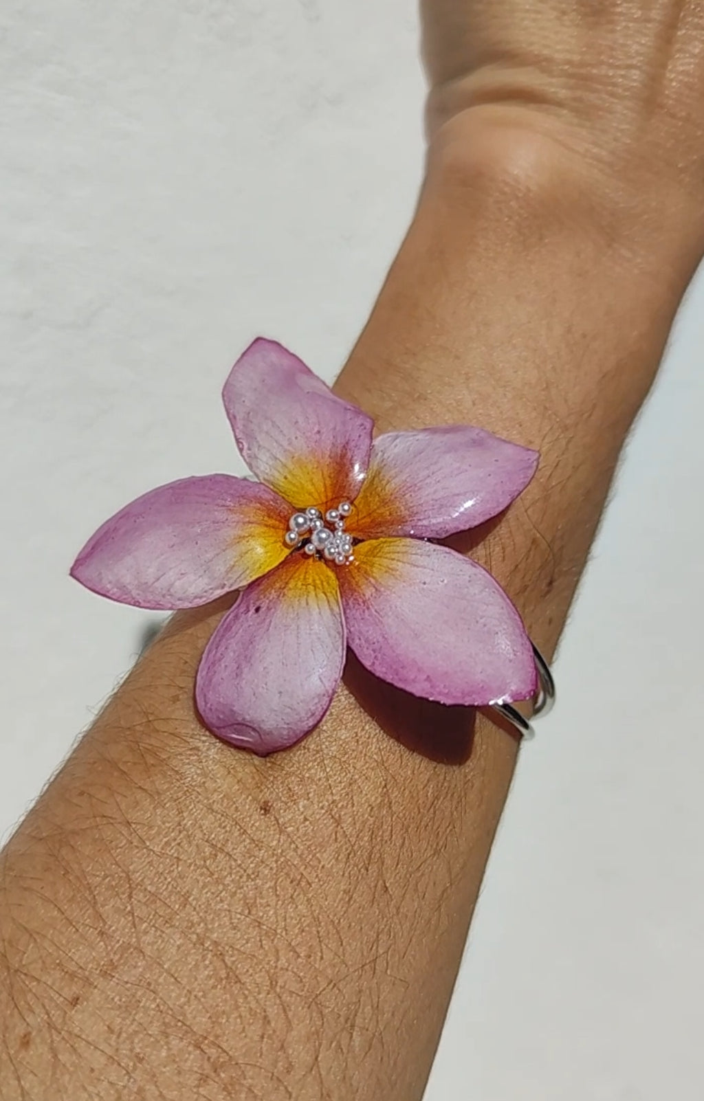 Pulsera con flor de plumeria real resinada. Joya natural hecha a mano. Regalo romántico y único para ella. Pulsera de flor preservada
