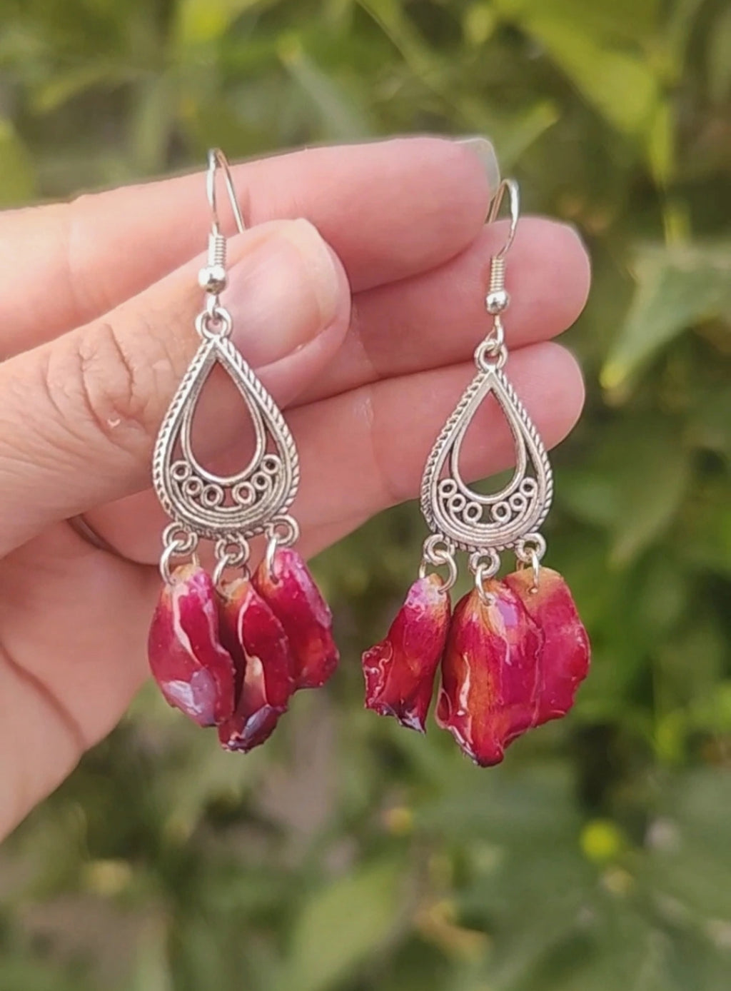 Pendientes de pétalos de rosa real resinada