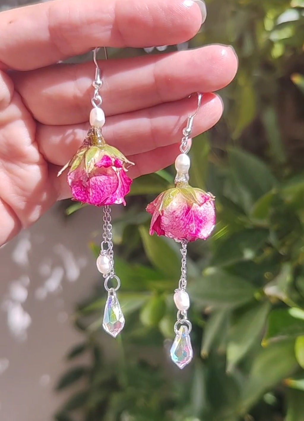 Pendientes artesanales con rosas reales resinadas, perlas naturales y cristal checo. Joyería romántica hecha a mano. Regalo único para ella