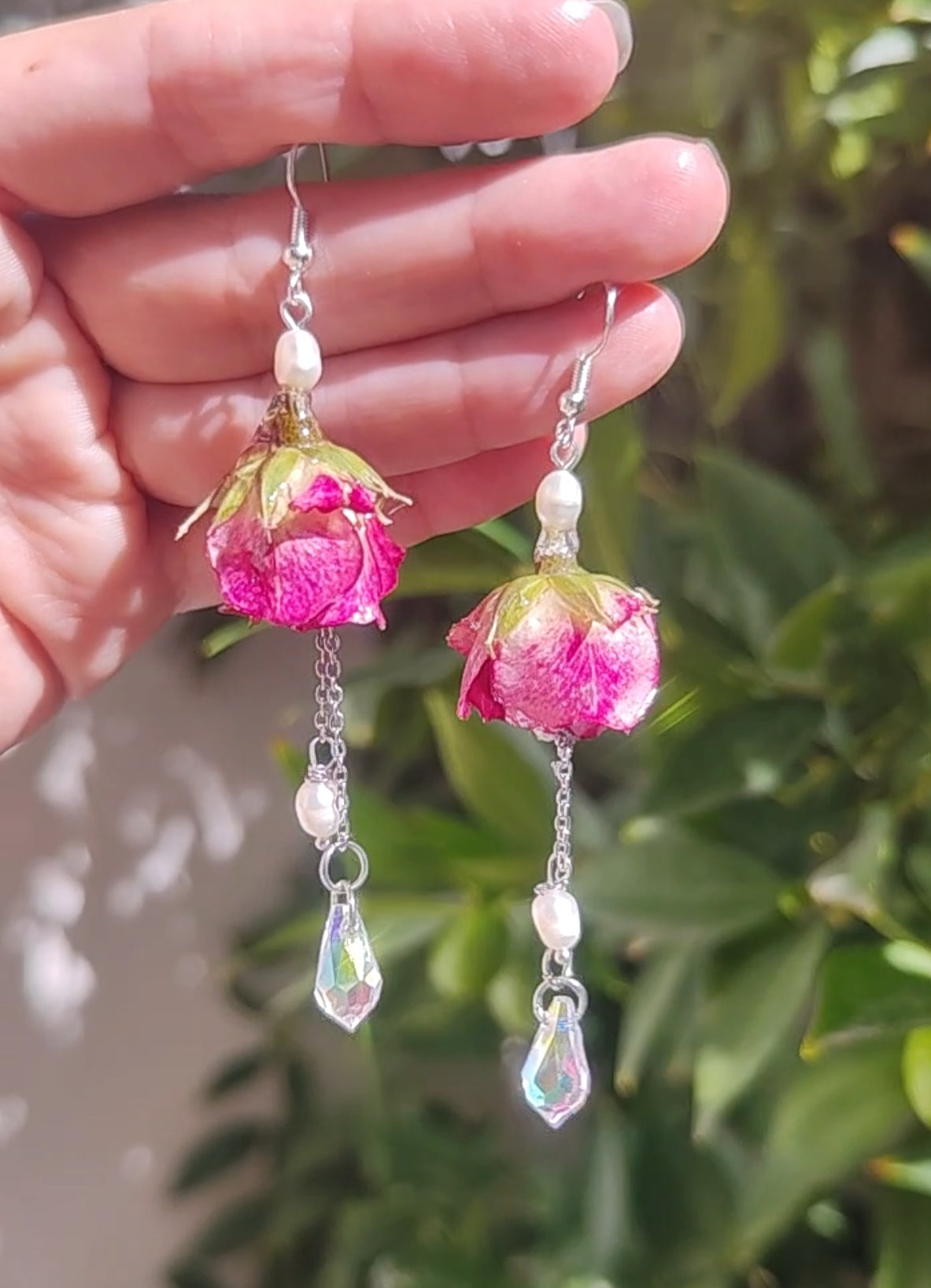Pendientes artesanales con rosas reales resinadas, perlas naturales y cristal checo. Joyería romántica hecha a mano. Regalo único para ella