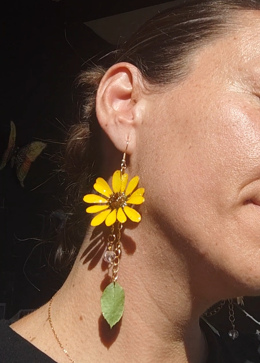 Pendientes de margaritas reales resinadas con hojas naturales y cristal facetado.  Pendientes de flores de acero inoxidable hechos a mano